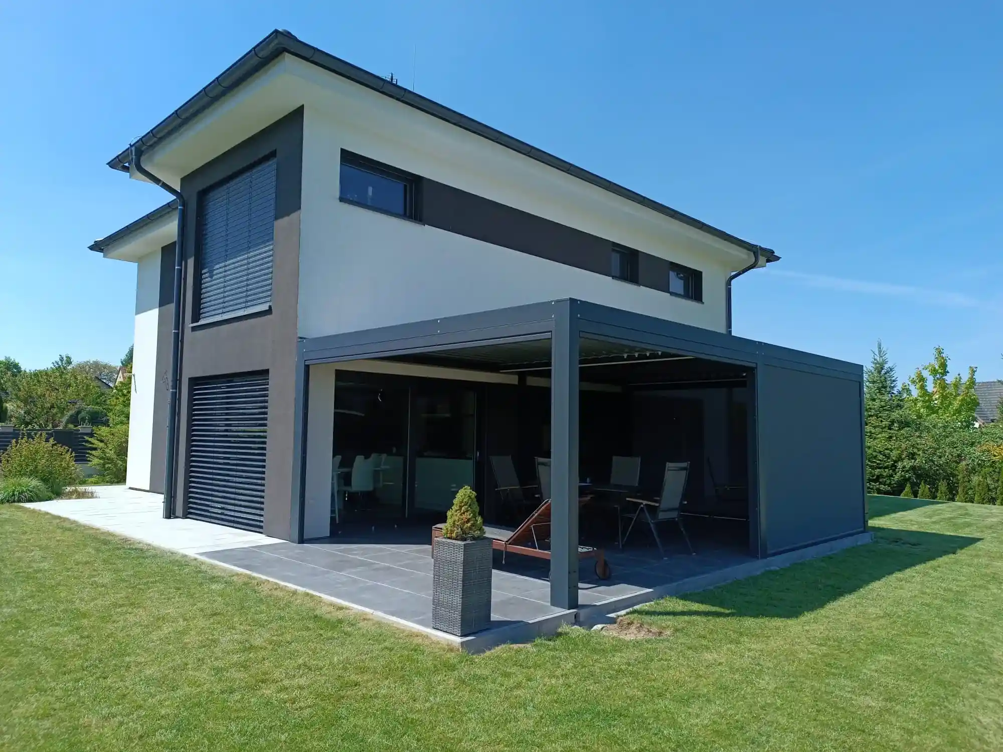 Hliníková bioklimatická pergola Rolux