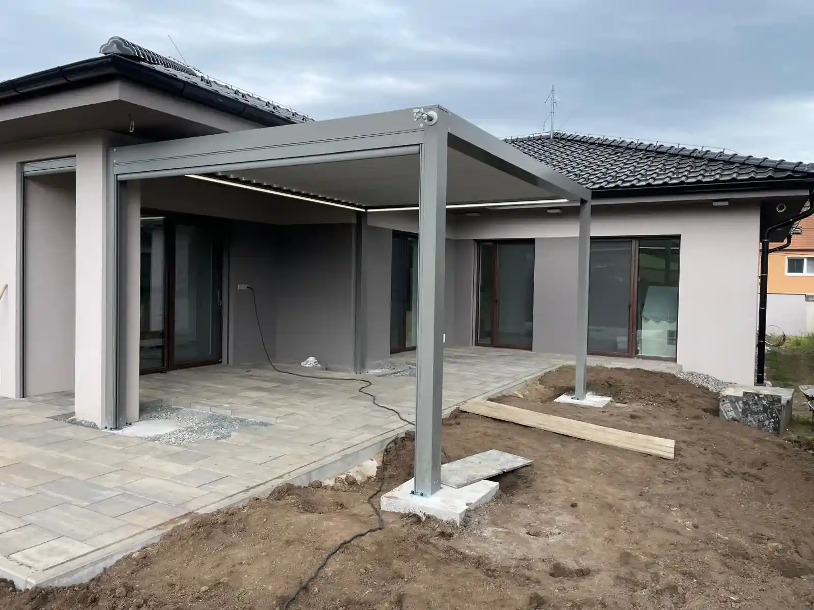Hliníková bioklimatická pergola Rolux