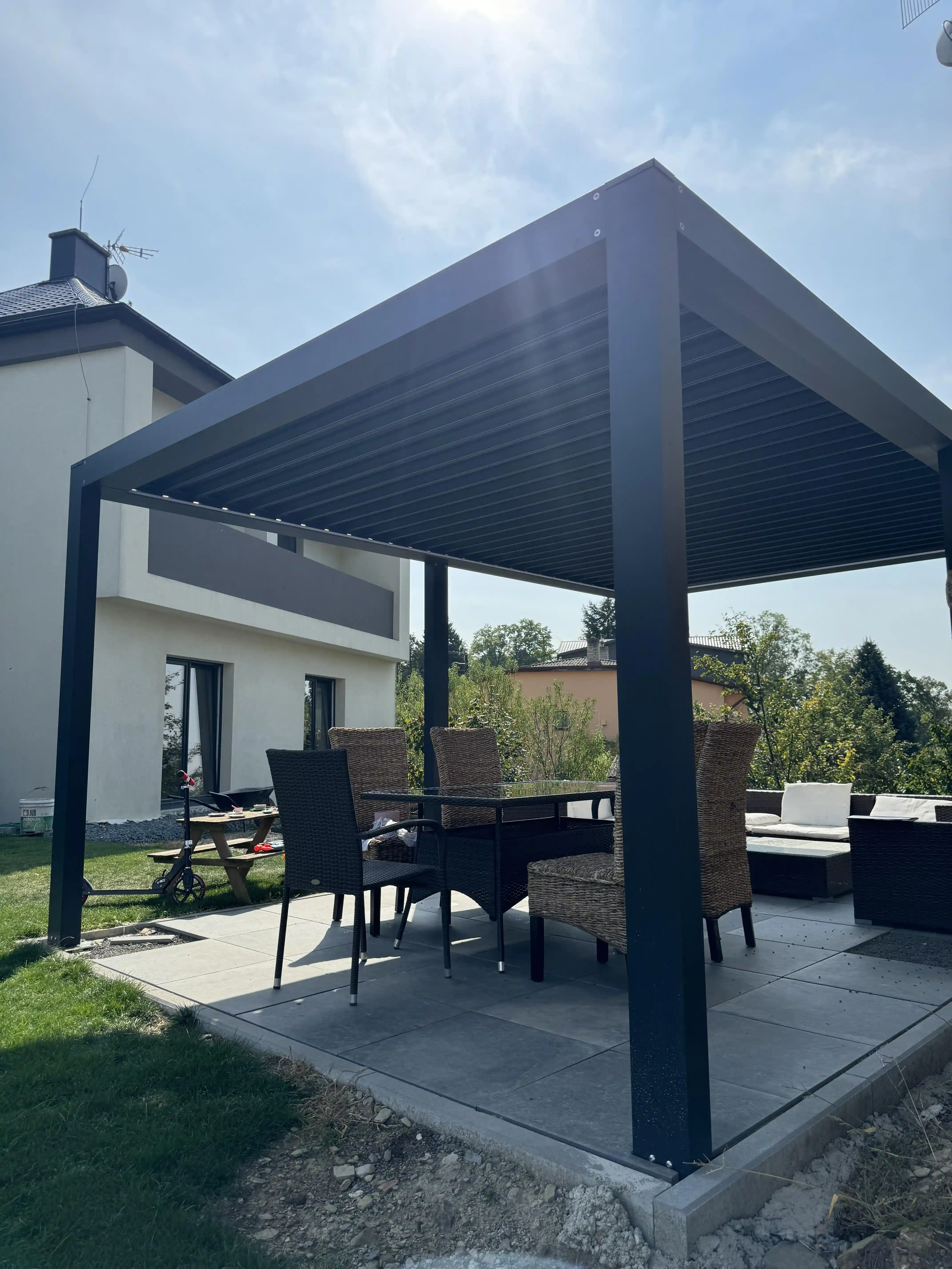 Hliníková bioklimatická pergola Rolux