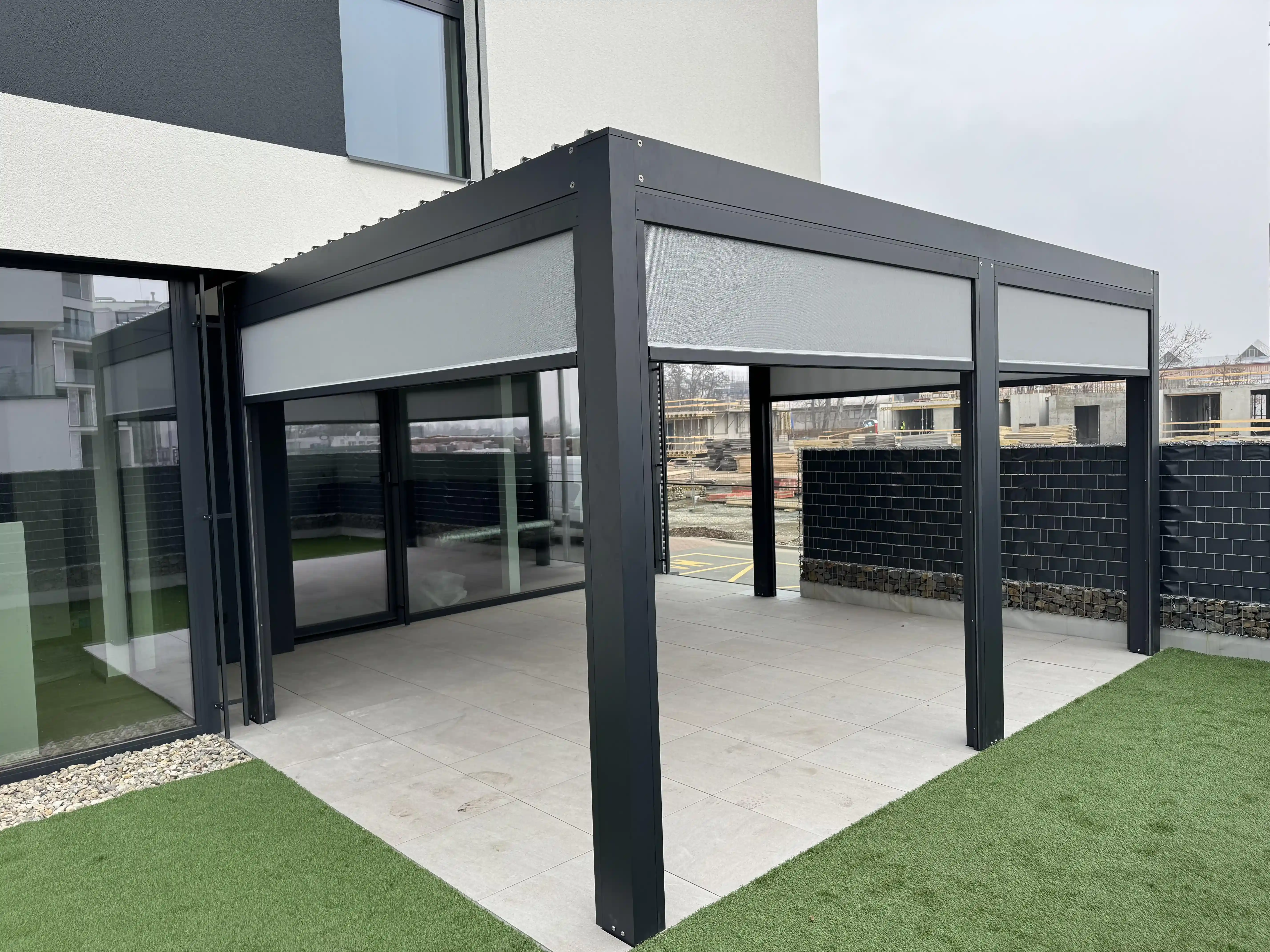 Hliníková bioklimatická pergola Rolux