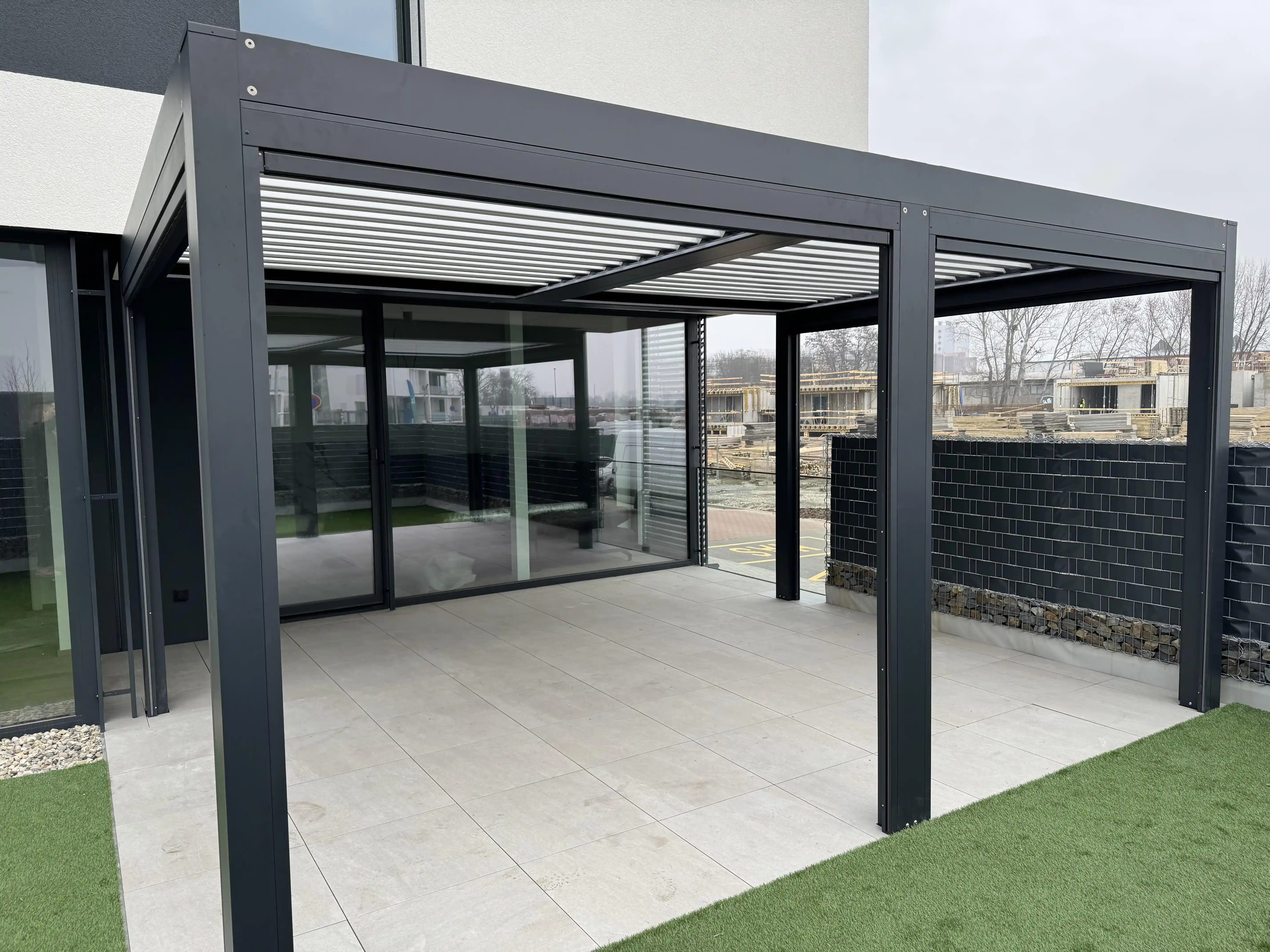 Hliníková bioklimatická pergola Rolux
