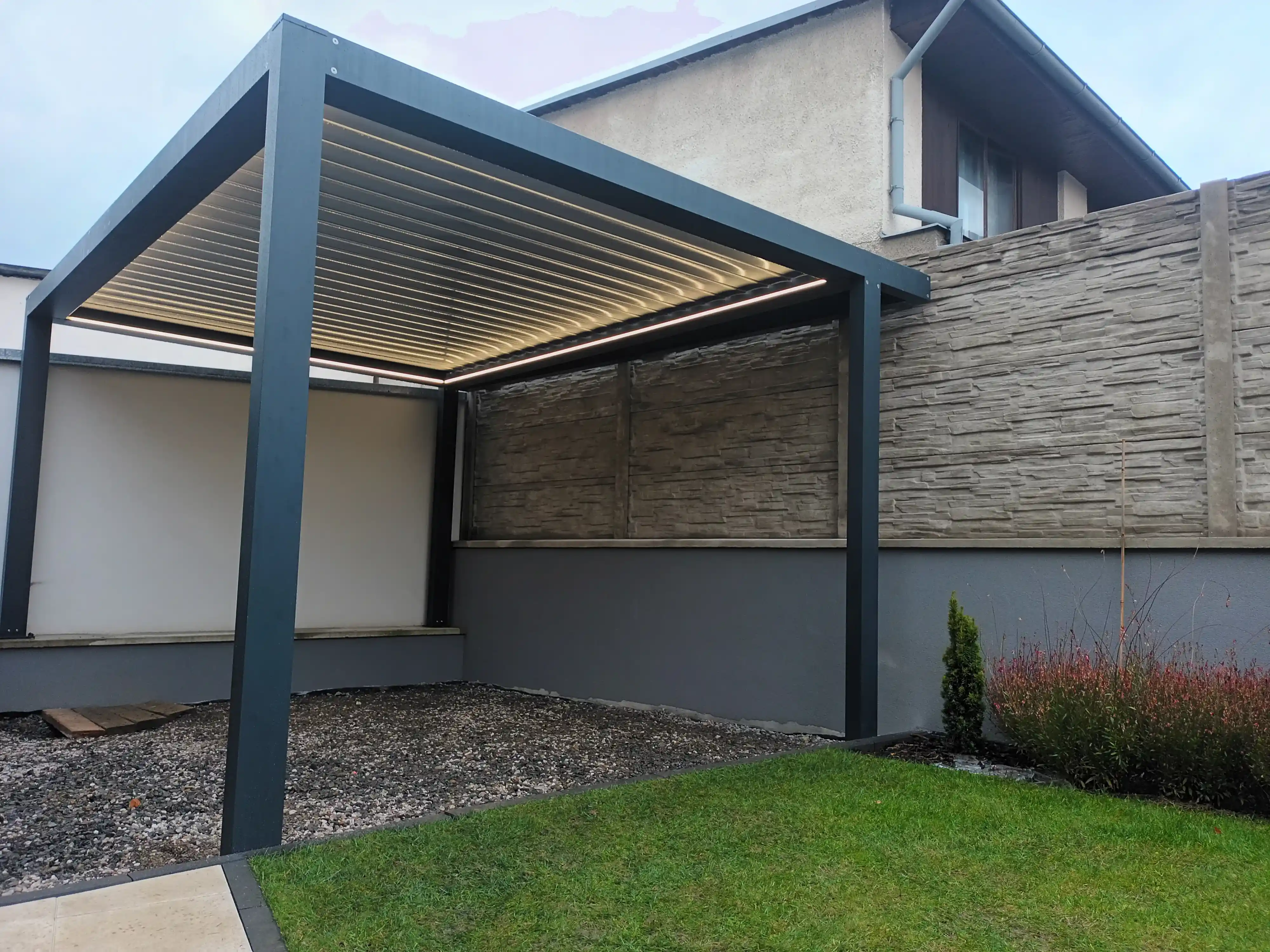 Hliníková bioklimatická pergola Rolux