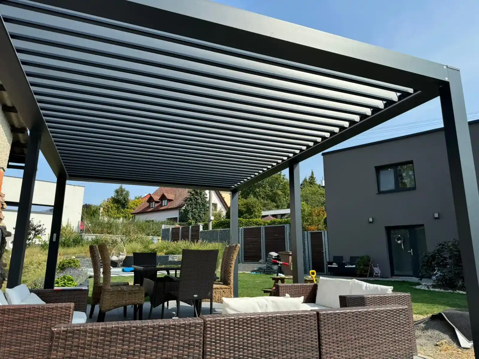 Hliníková bioklimatická pergola Rolux