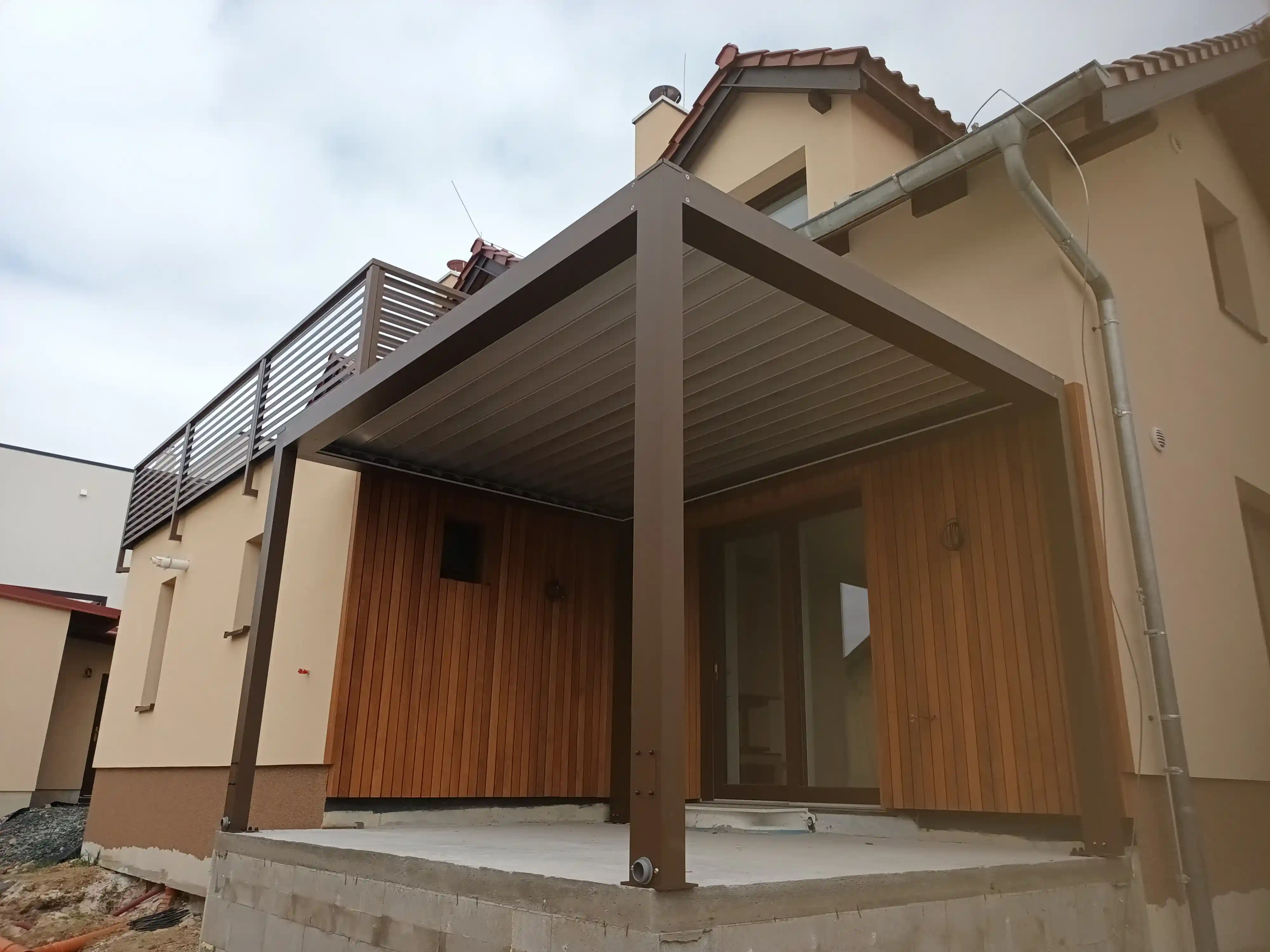 Hliníková bioklimatická pergola Rolux