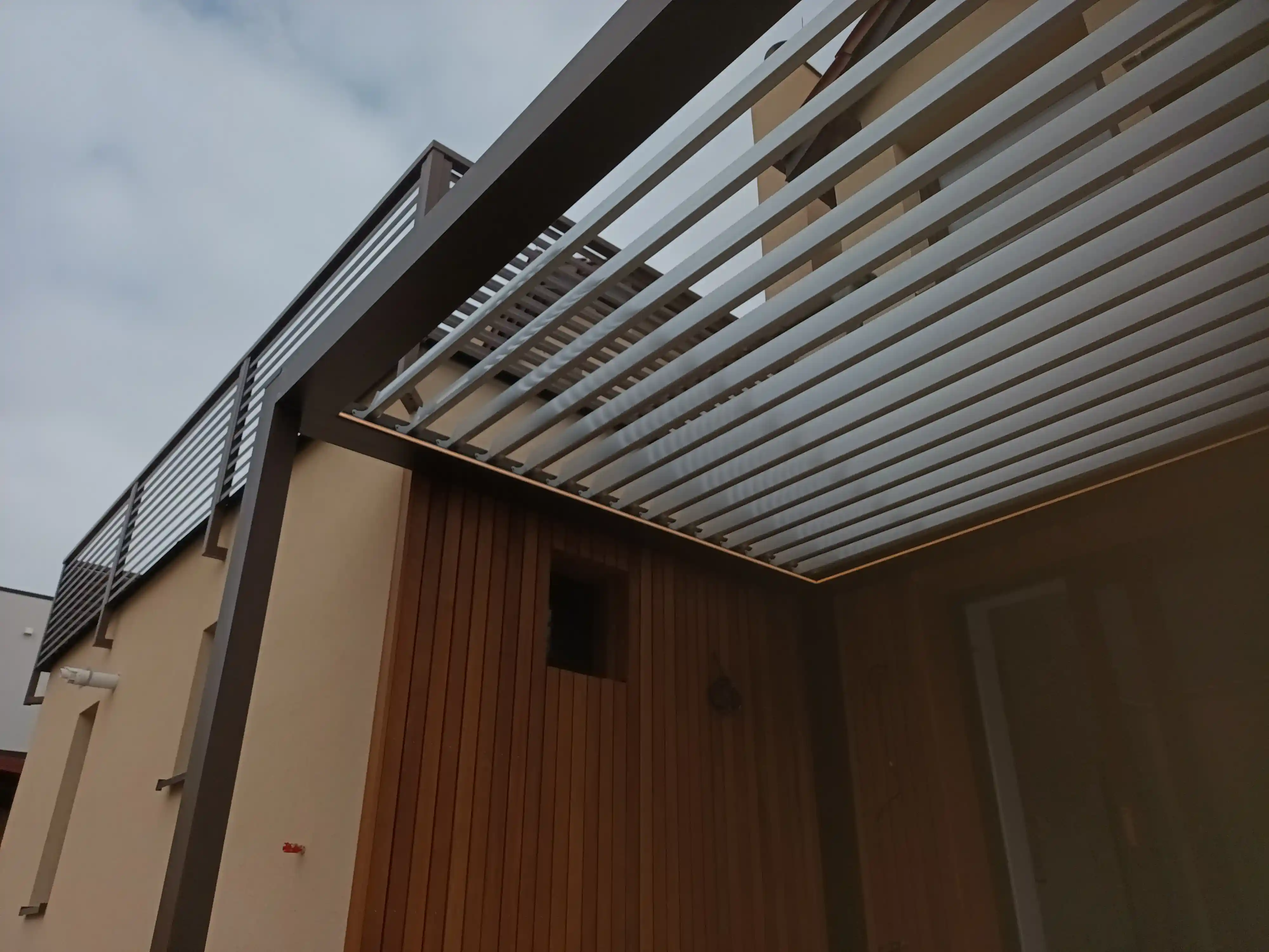 Hliníková bioklimatická pergola Rolux