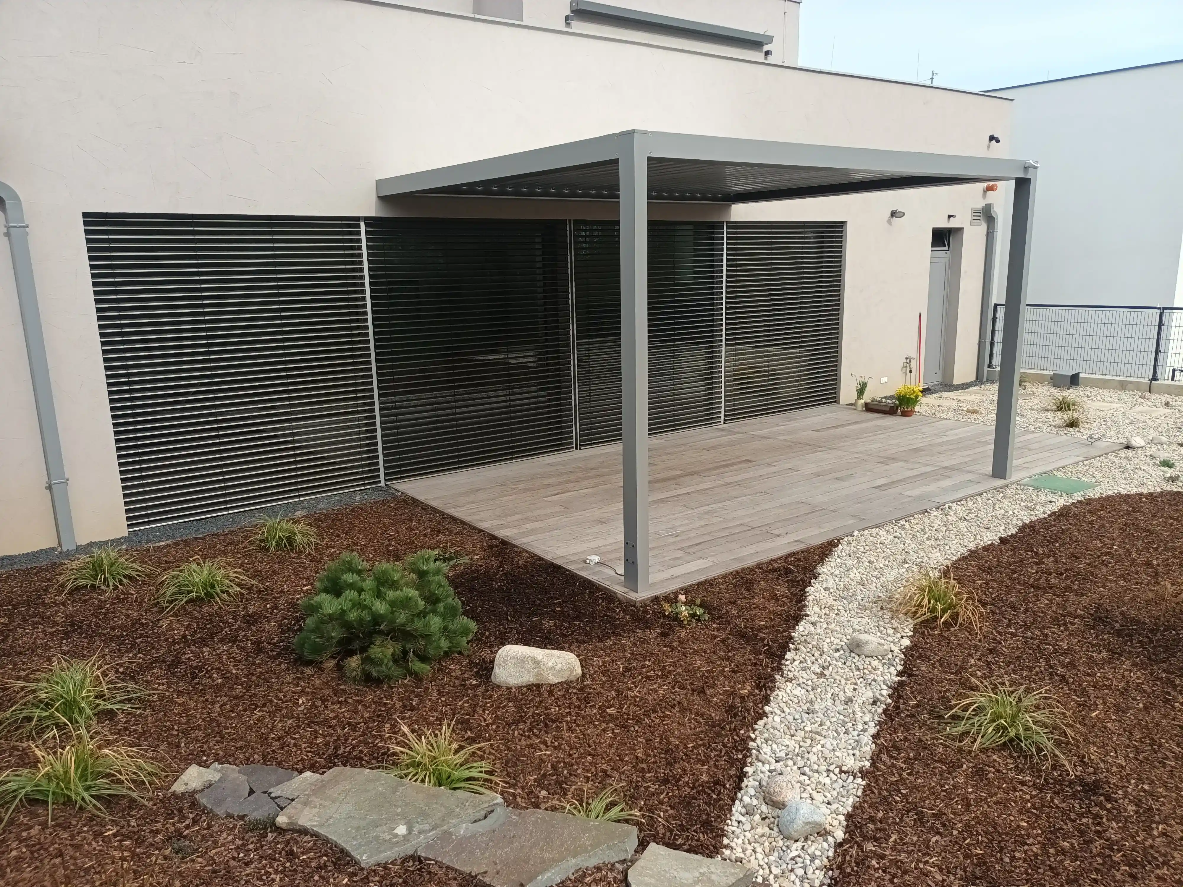 Hliníková bioklimatická pergola Rolux