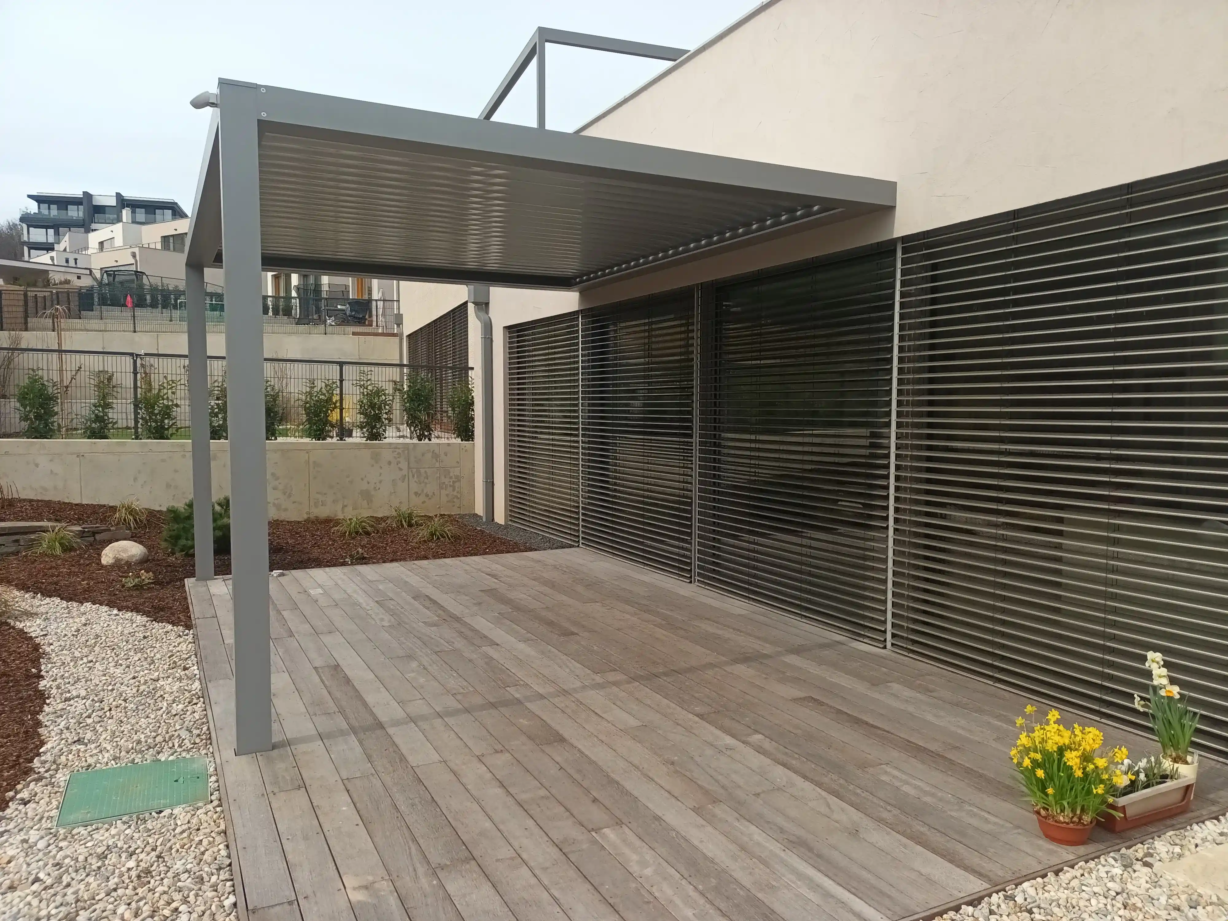 Hliníková bioklimatická pergola Rolux