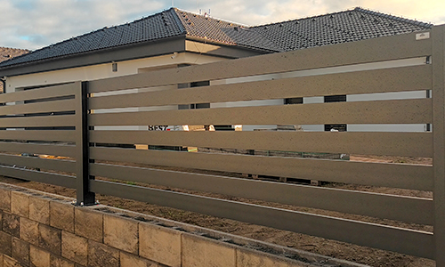 Hliníkový plaňkový plot